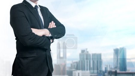 Foto de Portrait of a confident businessman posing with arms crossed with a cityscape background - Imagen libre de derechos