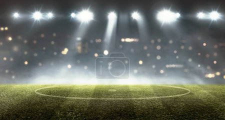 Foto de Campo de fútbol vacío en un estadio deportivo con proyectores iluminados de fondo - Imagen libre de derechos