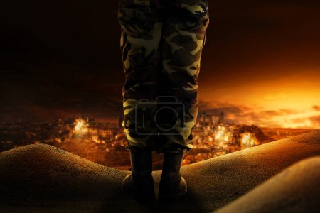 Foto de Una imagen de una ciudad en el desierto bajo ataque con explosiones y fuma por la noche. Concepto de agresión militar - Imagen libre de derechos
