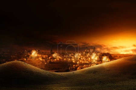 Foto de Una imagen de una ciudad en el desierto bajo ataque con explosiones y fuma por la noche. Concepto de agresión militar - Imagen libre de derechos