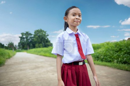 Foto de Portrait of an Asian elementary school student girl in uniform going to school in the morning - Imagen libre de derechos