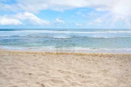 Foto de Playa de arena con el océano azul y el fondo azul del cielo - Imagen libre de derechos