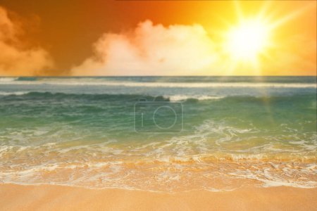 Foto de Clima de alta temperatura en temporadas de verano. Imagen de una playa con rayo de sol. Concepto de cambio climático. - Imagen libre de derechos