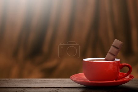 Foto de La barra de chocolate en la bebida de chocolate en la taza en la mesa. Concepto Día Mundial del Chocolate - Imagen libre de derechos