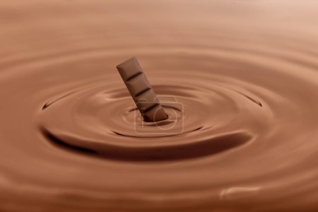 Foto de Barra de chocolate sobre chocolate derretido. Concepto Día Mundial del Chocolate - Imagen libre de derechos