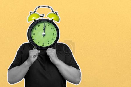 Representación creativa de la gestión del tiempo con una persona que sostiene un reloj despertador en lugar de su cabeza sobre un fondo amarillo vibrante. Simbolizando urgencia. Puntualidad. Y la importancia del tiempo