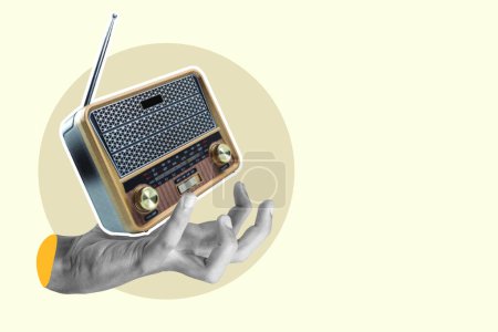 Digitale Collage mit einer Hand, die ein Retro-Transistorradio vor einem minimalistischen cremefarbenen abstrakten Hintergrund hält, symbolisiert Nostalgie und die Mischung aus alten und neuen Medien