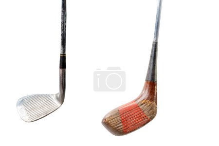 Dos palos de golf de madera vintage con signos de desgaste, uno con un agarre rojo, aislado sobre un fondo blanco, que simboliza el equipo de golf clásico y la historia deportiva