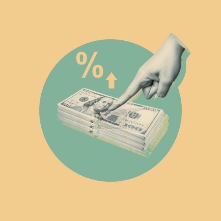 Ausschnitt einer Hand im Vintage-Stil, die auf einen Stapel von uns Dollars mit einem Pfeil nach oben und einem Prozentsymbol zeigt und Konzepte von Finanzen, Ersparnissen, Investitionen und Zinssätzen veranschaulicht