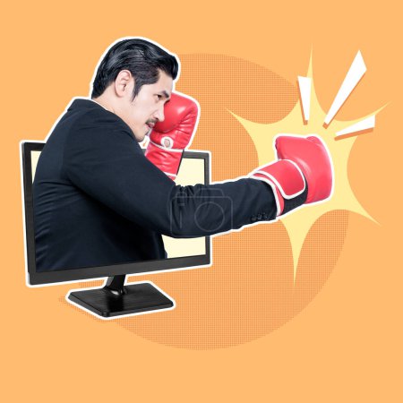 Kreatives konzeptionelles Bild eines Geschäftsmannes, der Boxhandschuhe trägt, durch einen Computerbildschirm boxt und die Überwindung von Herausforderungen und technologischer Frustration symbolisiert