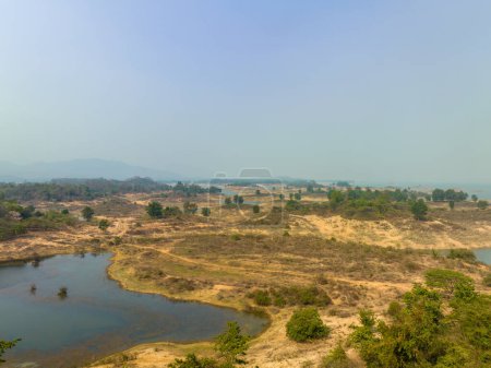 Photo aérienne de Chong Khao Khat Dam Viewpoint à Uttaradit en Thaïlande.