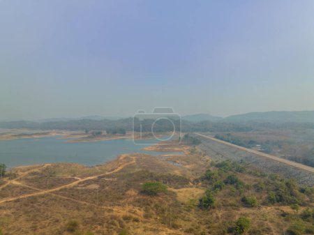 Fotografía aérea de drones del mirador de la presa Chong Khao Khat en Uttaradit en Tailandia.