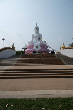 Saraburi, Thailand, 14. April 2024, Pasak Chonlasit Dam Weißer Buddh