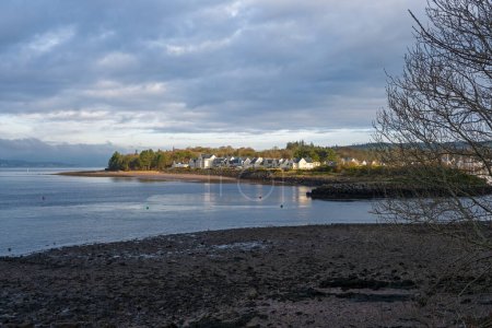 Téléchargez les photos : Looking over to the entrance of Kip Marina which fronts the village of Inverkip with the marina village and harbour view in the far distance. - en image libre de droit