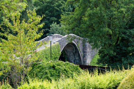 Foto de El Brig Auld más conocido como Brig O Doon, en Alloway, cerca de Ayr en Escocia, es el puente de adoquines original del siglo XV en el centro de uno de los poemas de Burns Tam O Shanter.. - Imagen libre de derechos