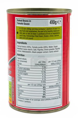 Téléchargez les photos : Irvine, Écosse, Royaume-Uni-21 juillet 2023 : Haricots cuits au four de marque Morrisons dans une sauce tomate contenue dans une boîte de conserve recyclable avec des icônes graphiques et des symboles pertinents au produit - en image libre de droit