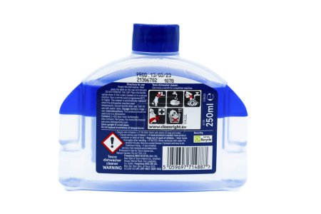 Foto de Irvine, Escocia, Reino Unido-21 de julio de 2023: Botella de la marca Tesco de limpiaplatos en plástico reciclable con gráficos relevantes y símbolos de advertencia para la imagen - Imagen libre de derechos