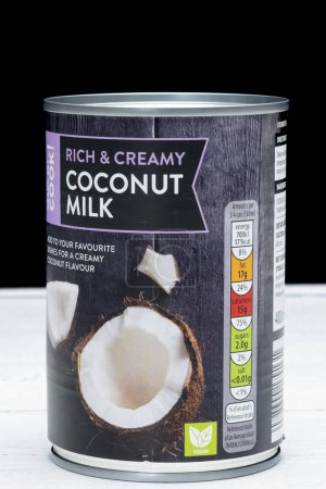 Téléchargez les photos : Irvine, Ecosse, Royaume-Uni - Mars 26, 2024 : ALDI branded rich and creamy coco milk in a tin can display graphics icons and general information relevant to the image and product. - en image libre de droit