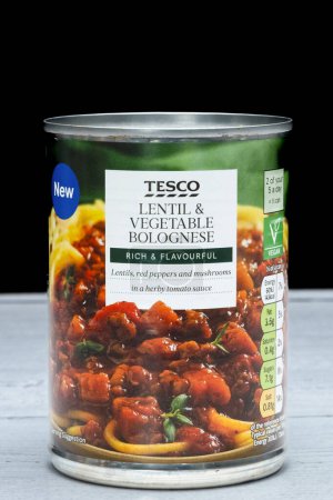 Téléchargez les photos : Irvine, Écosse, Royaume-Uni - 26 mars 2024 : Lentille et bolognaise aux légumes de marque Tesco dans une boîte de conserve recyclable affichant des icônes graphiques et des informations générales pertinentes à l'image et au produit. - en image libre de droit