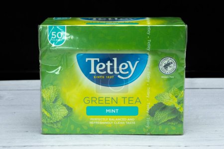 Téléchargez les photos : Irvine, Écosse, Royaume-Uni - 26 mars 2024 : Boîte de thé vert Tetley Mint dans un emballage entièrement recyclable affichant des graphiques et des icônes pertinents pour le produit - en image libre de droit