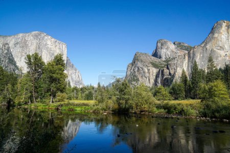 Téléchargez les photos : Belle vue sur la vallée de Yosemite de l'autre côté de la rivière Merced. - en image libre de droit