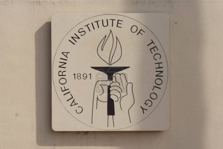 Téléchargez les photos : L'emblème emblématique Caltech sur un mur à l'extérieur de l'université. - en image libre de droit