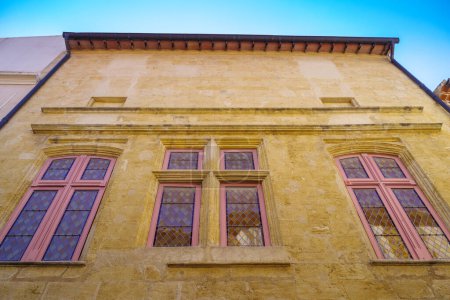 Téléchargez les photos : Façade du musée Nostradamus à Salon de Provence, France. Le médecin et voyant passa les dernières années de sa vie à Salon et y mourut en 1566. - en image libre de droit