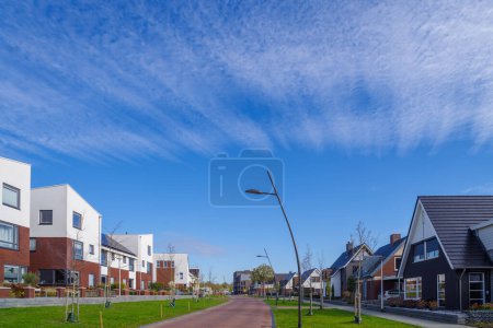 Téléchargez les photos : Quartier résidentiel nouvellement construit aux Pays-Bas avec quelques beaux nuages au-dessus - en image libre de droit