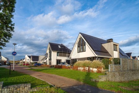 Téléchargez les photos : OLDENZAAL, NETHERLANDS - JANUARY 7, 2023: Modern new houses in a residential area on a beautiful winter day - en image libre de droit