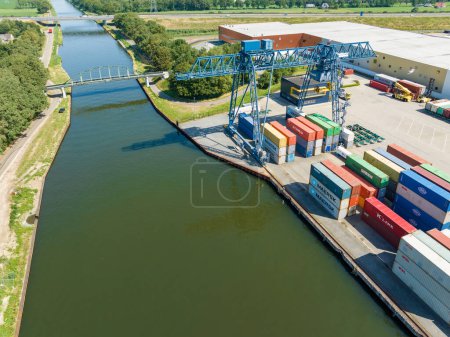 Foto de ALMELO, PAÍSES BAJOS - 8 DE JULIO DE 2023: Vista de pájaro de una pequeña terminal de contenedores a lo largo del Canal Twente, la conexión de agua entre el río IJssel y la parte oriental del país. - Imagen libre de derechos