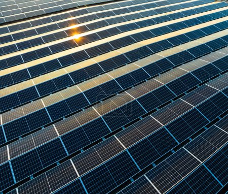 Téléchargez les photos : Entrepôt industriel avec toit chargé de panneaux solaires - en image libre de droit