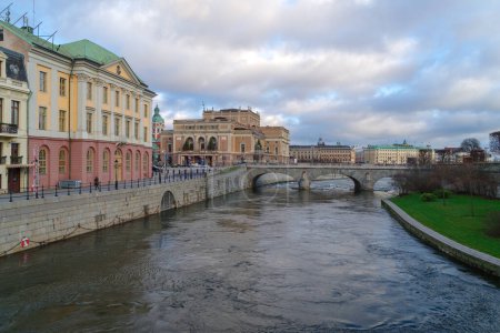 Foto de Puente norte (Norrbro en sueco), un puente de arco sobre Norrstrom en el centro de Estocolmo. Se extiende hacia el norte desde el frente norte del Palacio Real - Imagen libre de derechos