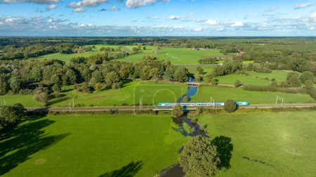 Foto de Vista aérea de un tren en un hermoso paisaje verde en los Países Bajos orientales - Imagen libre de derechos