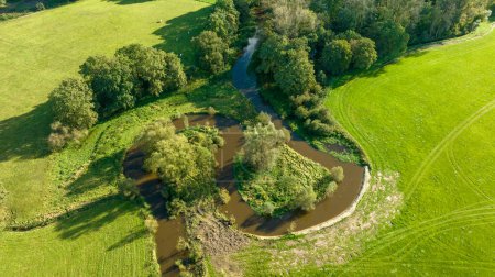 Foto de Vista aérea de un hermoso paisaje verde con un pequeño río que fluye a través. Se encuentra en la parte oriental de los Países Bajos - Imagen libre de derechos