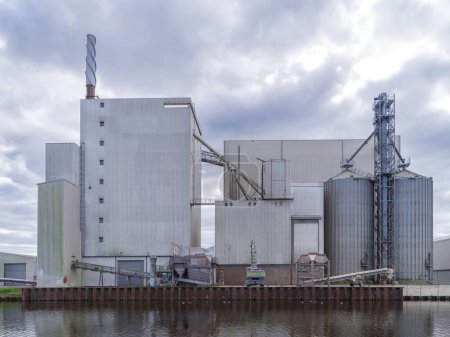 Foto de Gran edificio de la fábrica a lo largo del canal Twente en los Países Bajos - Imagen libre de derechos