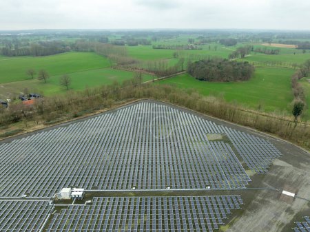 vue aérienne d'une grande ferme solaire, capable de fournir de l'énergie à plus de 4000 ménages