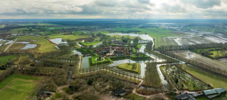 Téléchargez les photos : Vue aérienne de Bourtange, un village fortifié aux Pays-Bas. C'est une fortification historique en forme d'étoile datant du Moyen Âge. - en image libre de droit