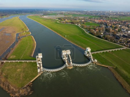 Luftaufnahme der Drielwehr in den Niederlanden. Es bildet einen Teil der Wehranlage Amerongen, bestehend aus Schleusen, einem Wehr und einem Fischweg im Rhein (Nederrijn).).