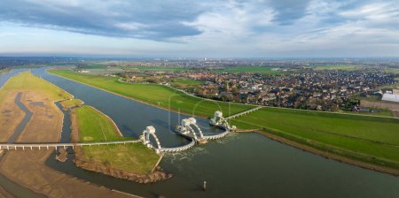 Vue aérienne du déversoir Driel aux Pays-Bas. Il fait partie du complexe de déversoir Amerongen, composé d'écluses, un déversoir et une passe migratoire dans le Rhin (Nederrijn).