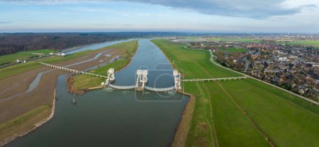 Vista aérea del vertedero Driel en los Países Bajos. Forma parte del complejo de vertederos Amerongen, que consta de esclusas, un vertedero y una vía de pesca en el río Rin (Nederrijn).