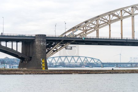 Pilar del puente Waal en Nijmegen, Países Bajos con indicador del nivel del agua