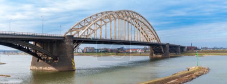 puente de arco sobre el río Waal en Nijmegen, Países Bajos
