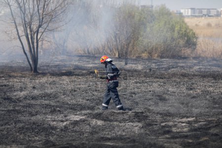 Téléchargez les photos : Bucarest, Roumanie - 5 avril 2022 : Les pompiers tentent d'éteindre un feu de végétation dans la réserve naturelle du parc Vacaresti. - en image libre de droit