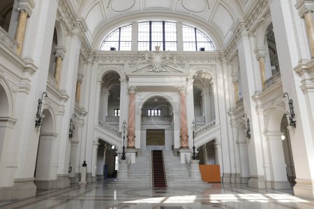 Foto de Bucarest, Rumania - 2 de mayo de 2023: Interior del Palacio de Apelación de la Corte Rumana. - Imagen libre de derechos