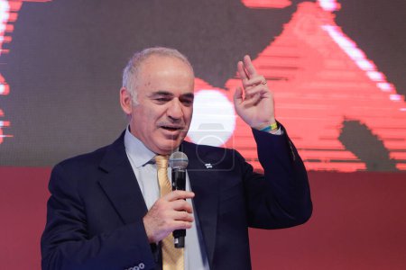 Téléchargez les photos : Bucarest, Roumanie - 5 mai 2023 : L'ancien champion du monde d'échecs Garry Kasparov prononce son discours lors de la cérémonie d'ouverture du Grand Chess Tour 2023 - Superbet Chess Classic. - en image libre de droit