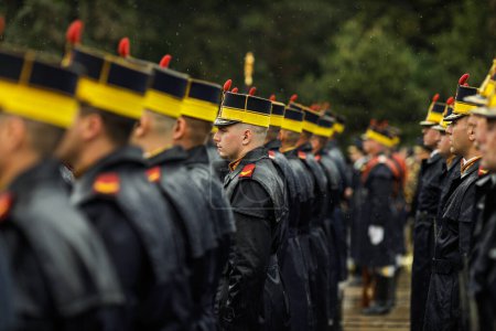 Téléchargez les photos : Bucarest, Roumanie - 17 mai 2023 : Michael le brave soldat de la 30e Brigade des Gardes lors d'une cérémonie un jour de pluie. - en image libre de droit