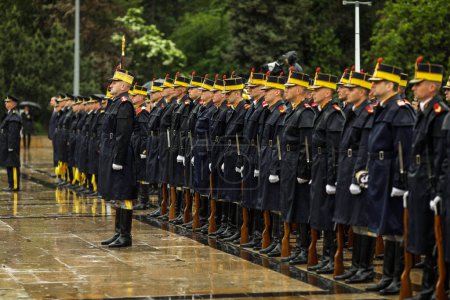 Téléchargez les photos : Bucarest, Roumanie - 17 mai 2023 : Michael le brave soldat de la 30e Brigade des Gardes lors d'une cérémonie un jour de pluie. - en image libre de droit