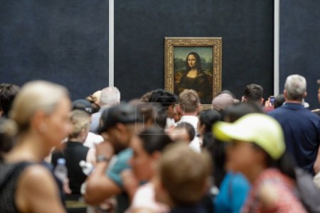 Téléchargez les photos : Paris, France - 9 juin 2023 : Des touristes prennent des photos de la célèbre peinture de Mona Lisa de Léonard de Vinci dans le musée du Louvre. - en image libre de droit