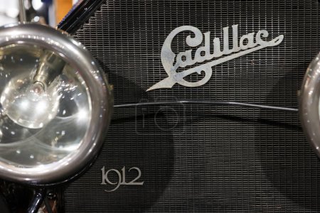 Téléchargez les photos : Bucarest, Roumanie - 21 avril 2024 : Détails avec la partie avant et l'emblème d'une voiture Cadillac modèle 30 Torpedo Touring 1912 rétro. - en image libre de droit