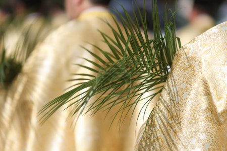 Rumänisch-orthodoxe Priester mit Palmblättern gehen während einer Prozession am Palmsonntag durch die Straßen von Bukarest.